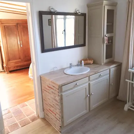 Les De La Loge فندق مبيت وإفطار منتوريلون