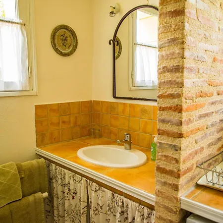 Les De La Loge فندق مبيت وإفطار منتوريلون