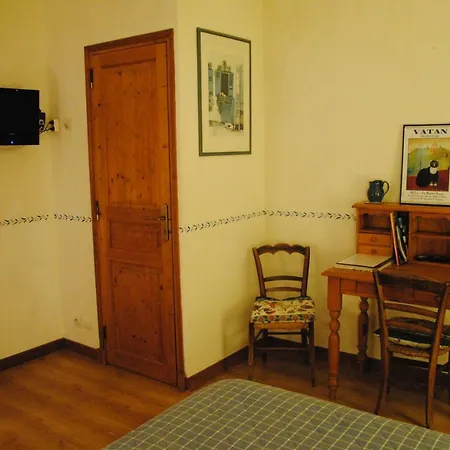 Les De La Loge فندق مبيت وإفطار منتوريلون